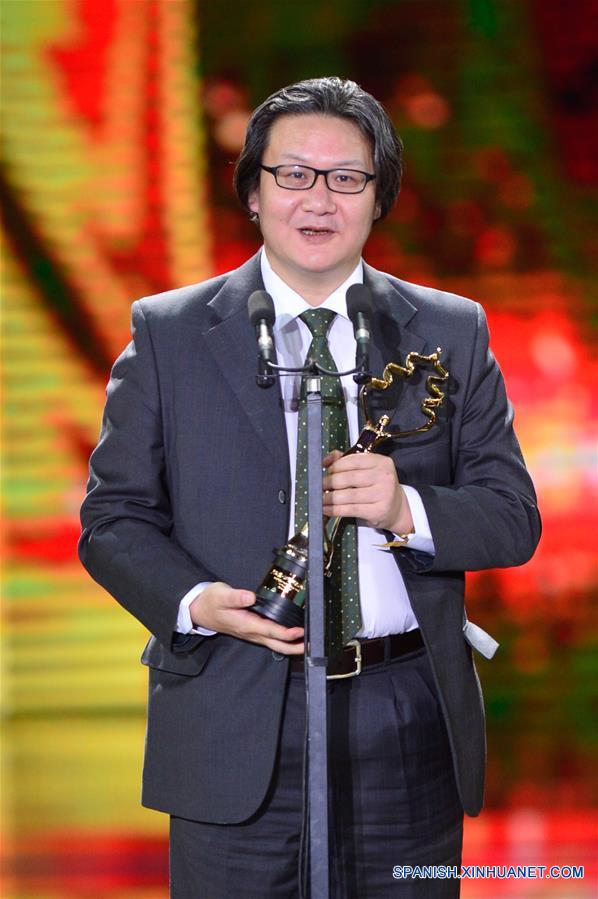 El director Xu Haofeng, recibe el Premio Tiantan por Mejor Actor de Reparto por Jin Shijie en nombre de la película "The Master", durante la ceremonia de clausura del VI Festival Internacional de Cine de Beijing (BJIFF, por sus siglas en inglés), en Beijing, capital de China, el 23 de abril de 2016. (Xinhua/Zhou Mi)