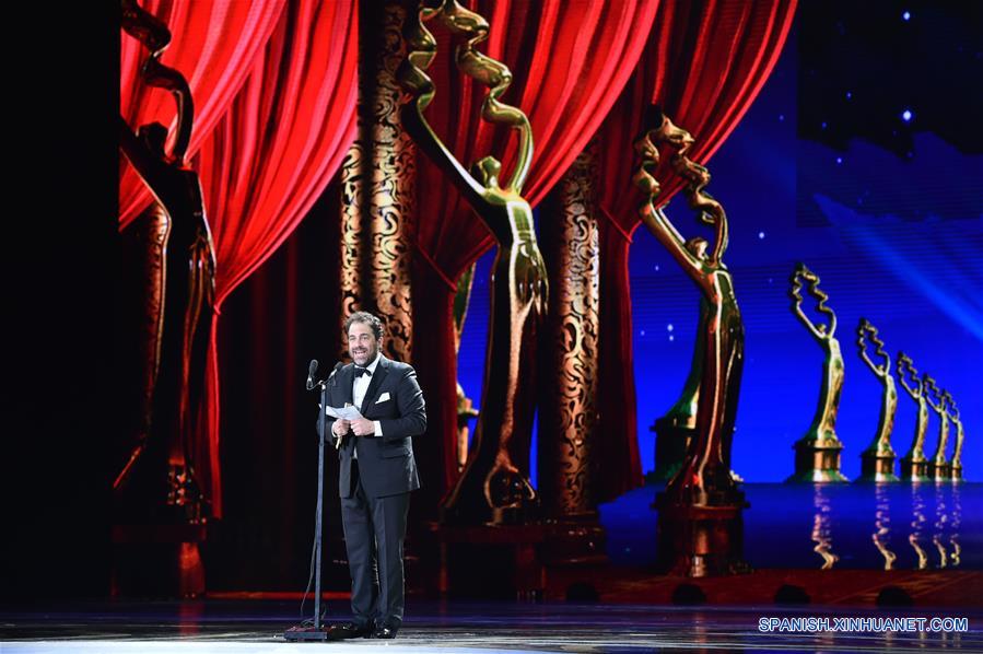 El presidente del jurado Brett Ratner, participa durante la ceremonia de clausura del VI Festival Internacional de Cine de Beijing (BJIFF, por sus siglas en inglés), en Beijing, capital de China, el 23 de abril de 2016. (Xinhua/Li Xin)