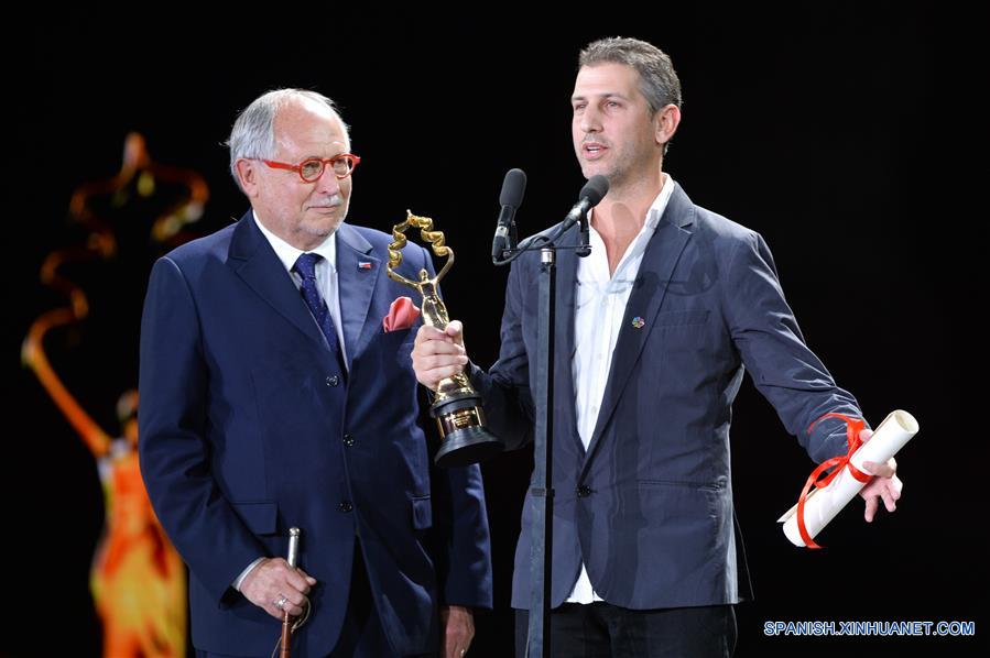 Un miembro del elenco de la película "La Patota" recibe el Premio Tiantan por Mejor Película, durante la ceremonia de clausura del VI Festival Internacional de Cine de Beijing (BJIFF, por sus siglas en inglés), en Beijing, capital de China, el 23 de abril de 2016. (Xinhua/Li Xin)