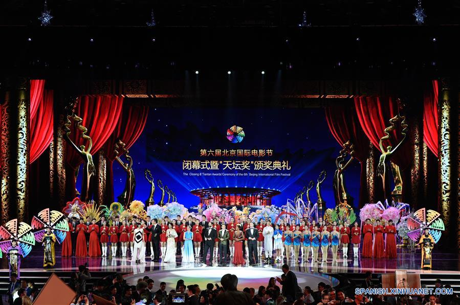 La ceremonia de clausura del VI Festival Internacional de Cine de Beijing (BJIFF, por sus siglas en inglés), es llevada a cabo en Beijing, capital de China, el 23 de abril de 2016. (Xinhua/Chen Yichen)