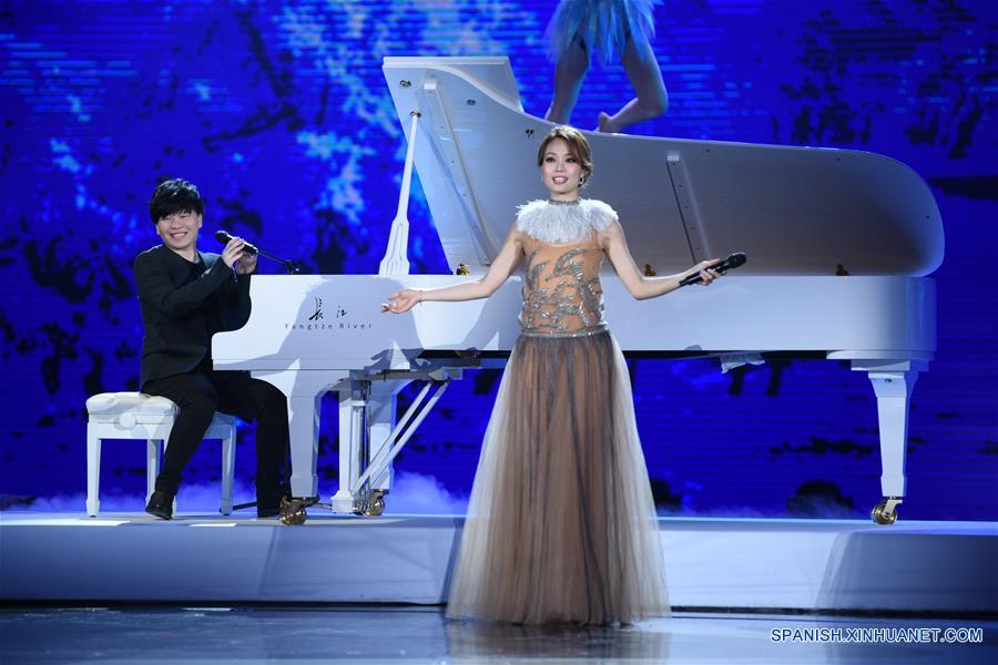 La cantante Joey Yung (d), y Chang Shilei (i), actúan durante la ceremonia de clausura del VI Festival Internacional de Cine de Beijing (BJIFF, por sus siglas en inglés), en Beijing, capital de China, el 23 de abril de 2016. (Xinhua/Mao Siqian)