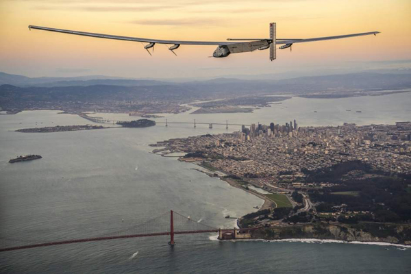 El avión solar 'Impulse' llega a San Francisco tras atravesar el Pacífico