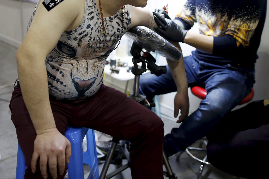 Un hombre se tatúa el brazo durante el Festival Internacional de los Tatuajes 2016 de Shanghai, el 23 de abril de 2016. [Foto/Agencias]