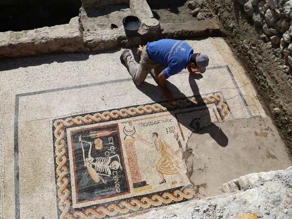 Descubren un mosaico de hace 2.400 años con el lema “Sé alegre, disfruta de la vida”