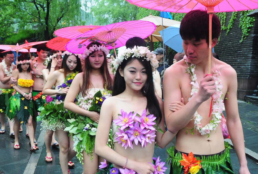 Las parejas se dirigen al lugar de la celebración de la boda en grupo "desnudos" celebrada en Hangzhou, capital de la provincia de Zhejiang, el 24 de abril de 2016. 