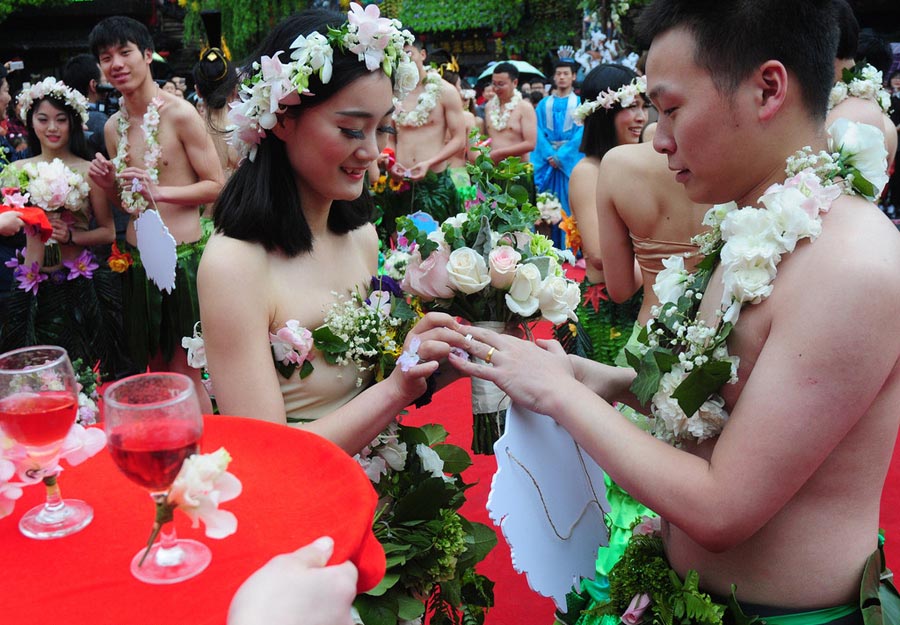 Las parejas intercambian anillos en la boda en grupo “desnudos” en el área escénica Songcheng de Hangzhou, capital de la provincia de Zhejiang, el 24 de abril de 2016. 