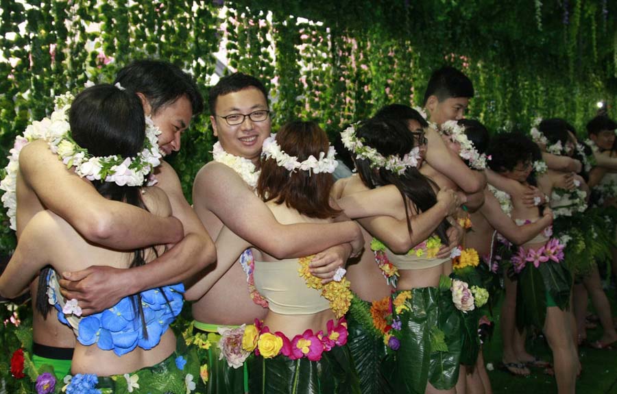 Las parejas se abrazan en la boda en grupo “desnudos” en el área escénica Songcheng de Hangzhou, capital de la provincia de Zhejiang, el 24 de abril de 2016. 