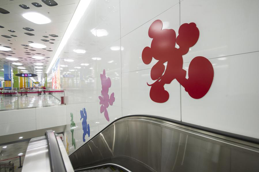 Foto del interior de la estación de metro del resort de Disney en la línea 11, también decorada con figuras de dibujos animados de Disney, que entrará en operación de prueba el martes por la mañana. [Foto/Chinanews.com]