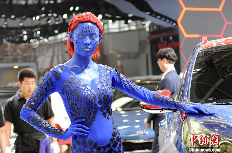 Azafata en la Expo Internacional de Automóvil de Beijing vestida de Mystique