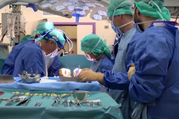 Médicos suizos efectúan primer trasplante de hígado entre personas con VIH