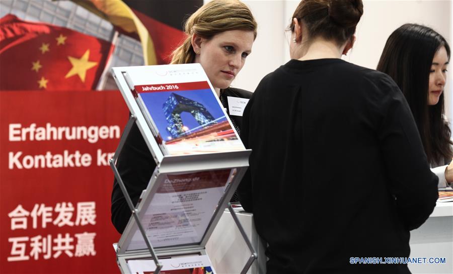 HANOVER, abril 26, 2016 (Xinhua) -- Empleados esperan visitantes en el estand de la asociación económica Alemania-China, en la Feria de Hanover 2016, en Hanover, Alemania, el 26 de abril de 2016. Más de 5,200 expositores de más de 70 países y regiones asistieron a la feria. El tema de la Feria de Hanover 2016 es "Industria Integrada -- Descubrir Soluciones". (Xinhua/Zhang Fan)
