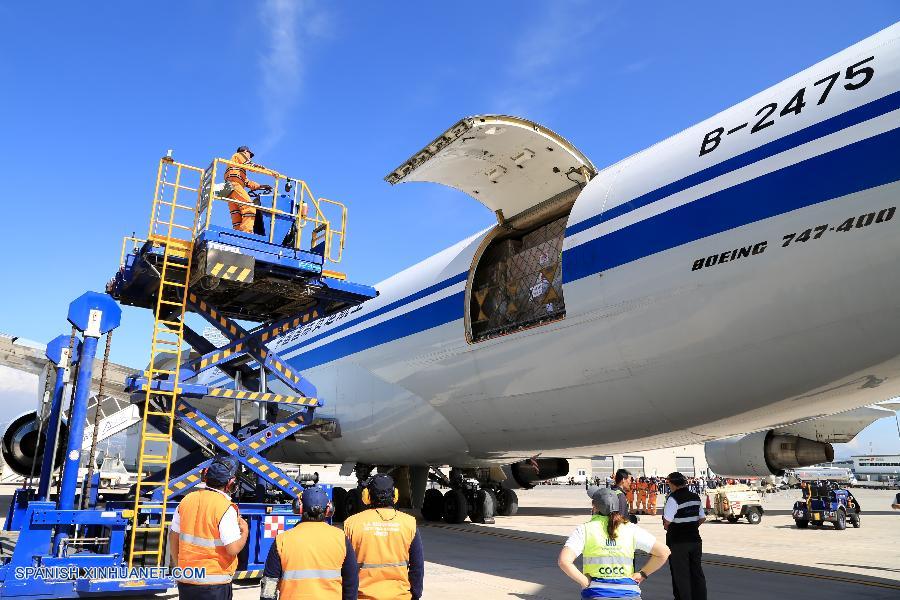 QUITO, 27 abr (Xinhua) -- Empleados descargan un avión procedente de China con ayuda humanitaria en el Aeropuerto Internacional Mariscal Sucre, en Quito, Ecuador, el 27 de abril de 2016. La primera parte de la ayuda humanitaria del gobierno chino, por un valor total de 60 millones de yuanes (9.2 millones de dólares estadounidenses), para los miles de damnificados ecuatorianos del terremoto del 16 de abril llegó al Aeropuerto Internacional Mariscal Sucre de Quito. El primero de los cinco aviones Boeing 747 que transportan la ayuda arribó la mañana del miércoles al aeropuerto de la capital ecuatoriana. Otros tres llegan por la tarde, y mañana jueves arribará la otra aeronave china. China está consternado por la tragedia que vive Ecuador, y a través de la entrega de ayuda humanitaria desea expresar su solidaridad con el Gobierno y el pueblo ecuatoriano, dijo el embajador de China en Ecuador, Wang Yulin, quien recibió la primera aeronave china junto con autoridades del Gobierno ecuatoriano. (Xinhua/Hao Yunfu) 