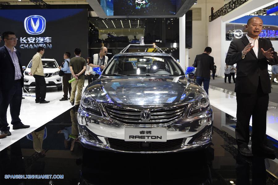 Vehículos sin conductor y de nuevas energías copan atención de salón del automóvil de Beijing