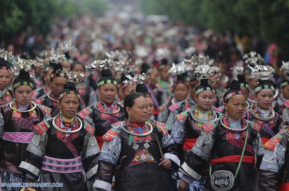 Desfile de trajes tradicionales de la etnia Miao en Danzhai