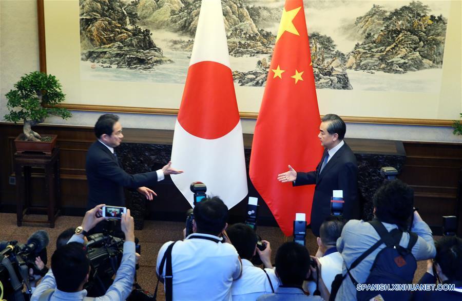 China expresó los requisitos para mejorar las relaciones bilaterales y urgió a Japón a adoptar acciones concretas durante la primera vista oficial del ministro de Relaciones Exteriores japonés Fumio Kishida en medio de los desacuerdos entre lo dos países.(Xinhua\Yao Dawei)