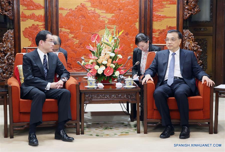 Las relaciones China-Japón han atravesado muchos giros en los años recientes, y las relaciones bilaterales están mejorando sobre una base frágil, por eso los dos países deben mantener el control en la dirección correcta de las relaciones bilaterales con el debido sentido de responsabilidad, dijo el primer ministro Li Keqiang.(Xinhua\Yao Dawei)