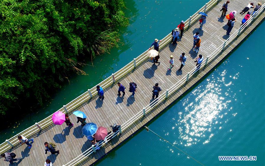 Construyen un larguísimo camino de madera sobre un río de Hubei 3