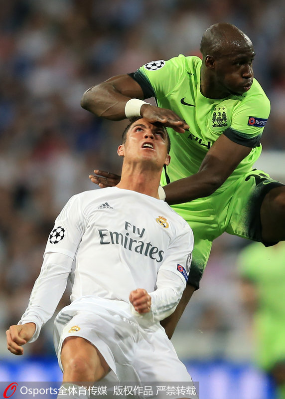 Fútbol: Real Madrid gana 1-0 al Manchester y avanza a final española en "Champions"