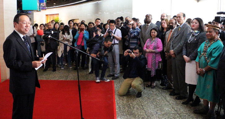 hora, y como parte de la decimosexta edición del festival “Meet in Beijing”, la sala principal del Museo del Milenio acoge la exposición “Magia y Realidad”, que exhibe las obras de 28 artistas de 13 países de la región. (Foto: YAC)