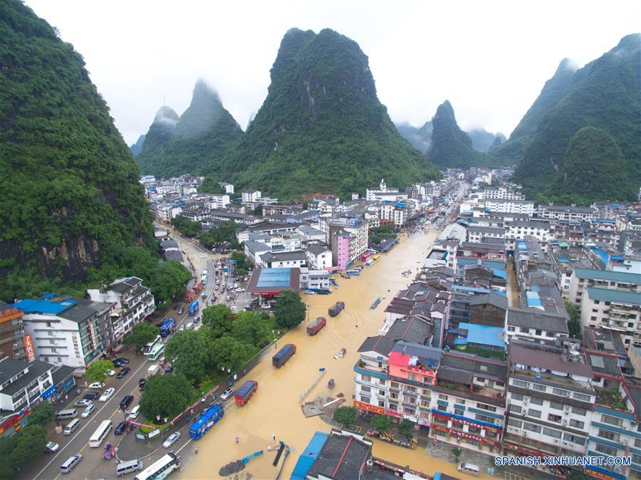 Unas 250 personas quedaron varadas en aldeas después de que las lluvias torrenciales de los días recientes inundaran carreteras, cortaran el suministro de electricidad y ocasionaran el derrumbe de casas en el distrito de Yangshuo, un popular destino turístico.(Xinhua/Zhuge Quansheng)