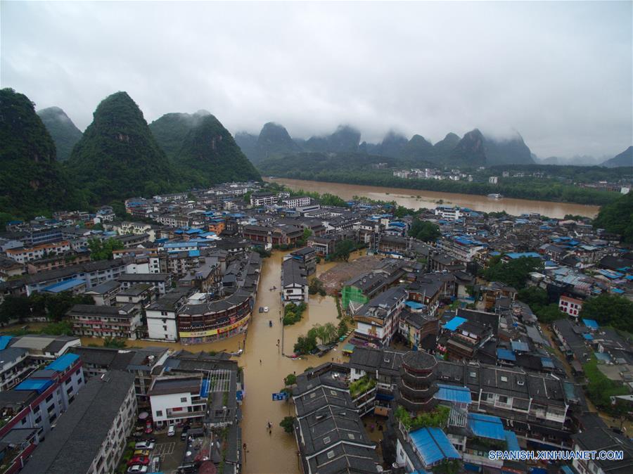 Unas 250 personas quedaron varadas en aldeas después de que las lluvias torrenciales de los días recientes inundaran carreteras, cortaran el suministro de electricidad y ocasionaran el derrumbe de casas en el distrito de Yangshuo, un popular destino turístico.(Xinhua/Zhuge Quansheng)