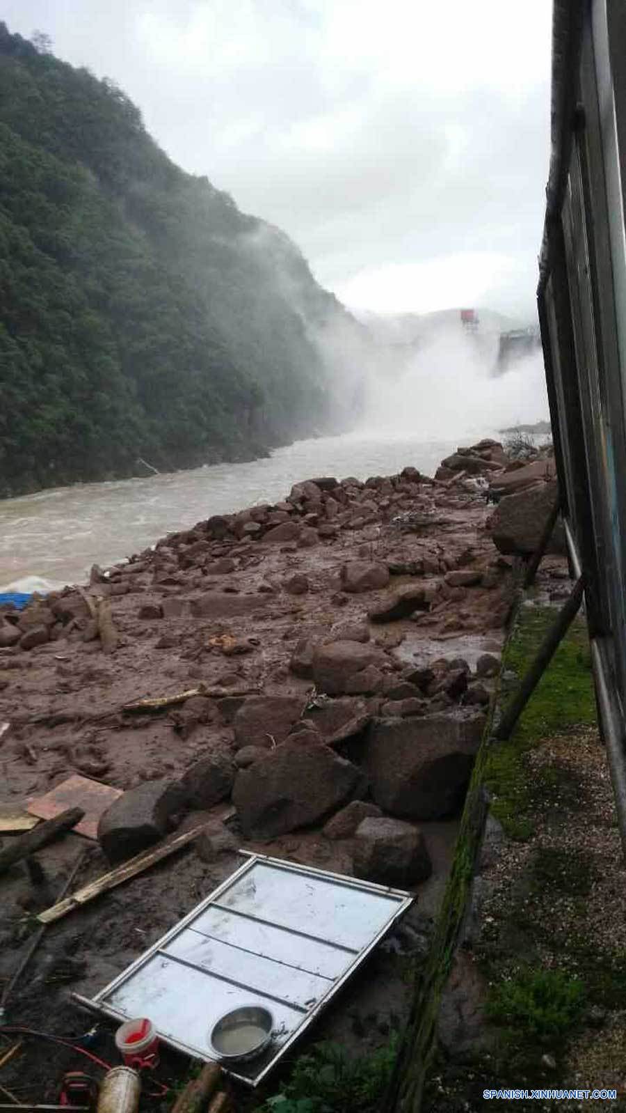 Imagen tomada con un teléfono celular del sitio de un deslave en el condado de Taining, de la ciudad de Sanming, en la provincia de Fujian, en el sureste de China, el 8 de mayo de 2016. Treinta y cinco personas desaparecieron después de que un deslave afectó un sitio de construcción en Taining el domingo por la mañana. (Xinhua/Qiu Canwang)