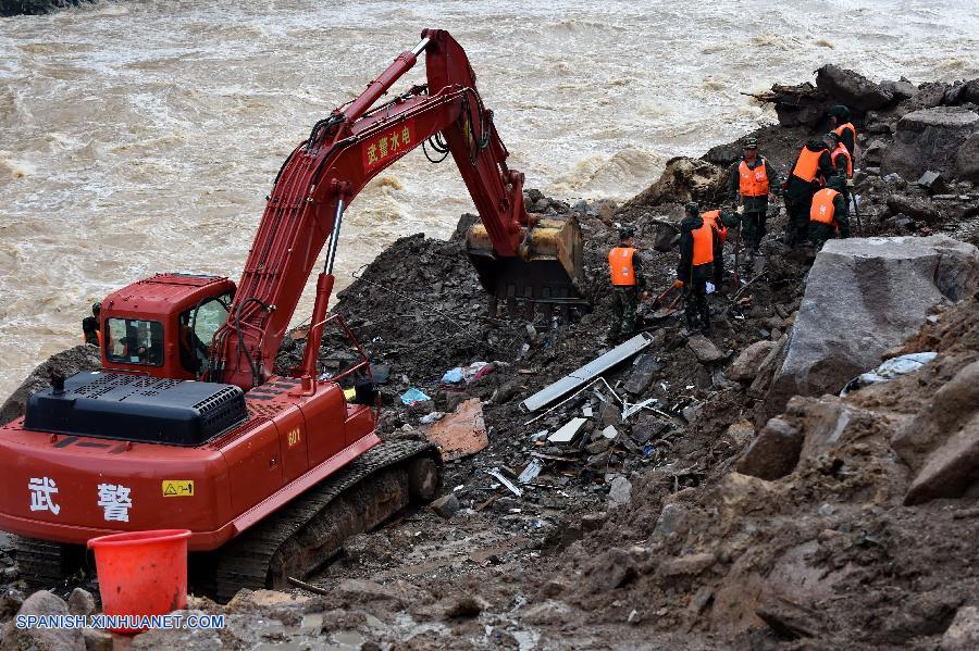 TAINING, May 9, 2016 (Xinhua) -- Rescatistas buscan víctimas en el sitio del deslave en el condado de Taining, en la provincia de Fujian, en el sureste de China, el 9 de mayo de 2016. (Xinhua/Zhang Guojun) (rtg)