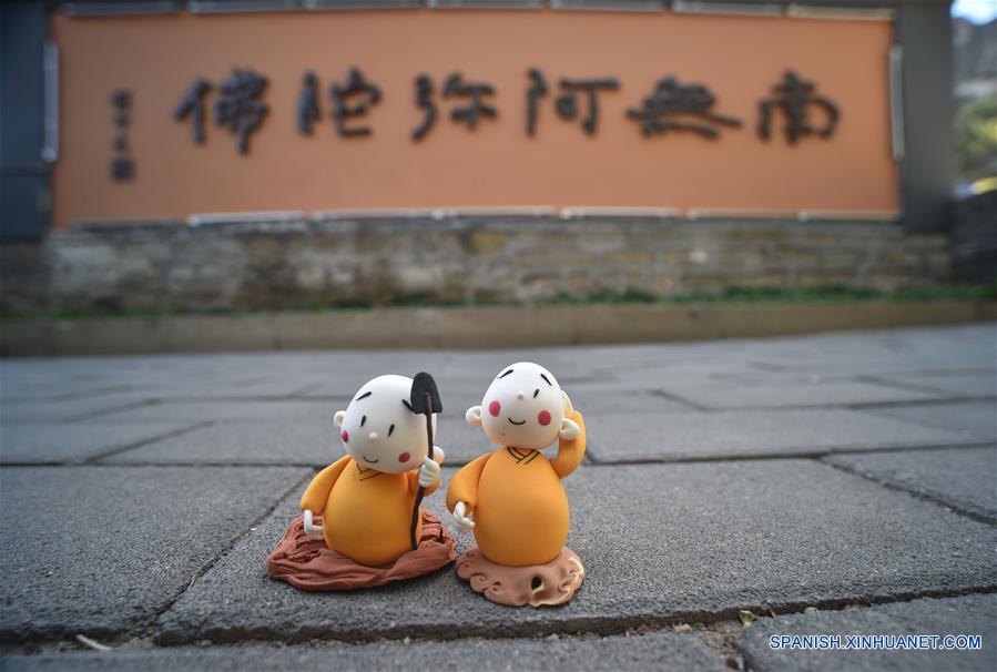 BEIJING, mayo 8, 2016 (Xinhua) -- Imagen del 22 de abril de 2016 de dos figuras del Monje Xian'er, un personaje de caricaturas del Monasterio Longquan, en el monasterio en Beijing, capital de China. El Monje Xian'er es un popular personaje de caricaturas creado por el maestro Xianfan para responder acertijos introspectivos de los visitantes y traerles la paz. El Monasterio Longquan está localizado al pie de la Montaña Fenghuangling (Phoenix Ridge), en las afueras occidentales de Beijing. Primero construido en la Dinastía Liao (907-1125), el monasterio recupera la reputación al acoger la era del internet móvil. (Xinhua/Luo Xiaoguang) 