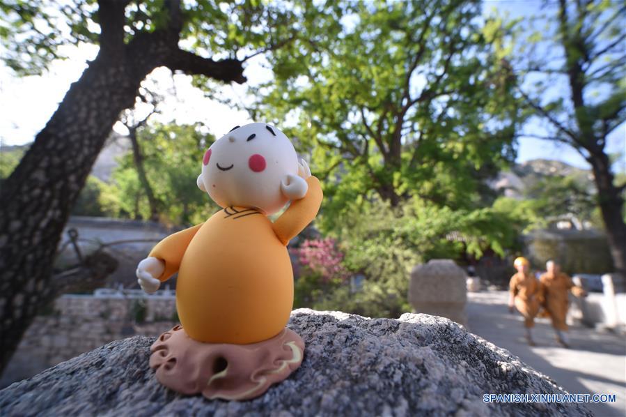 BEIJING, mayo 8, 2016 (Xinhua) -- Imagen del 22 de abril de 2016 de una figura del Monje Xian'er, un personaje de caricaturas del Monasterio Longquan, en el monasterio en Beijing, capital de China. El Monje Xian'er es un popular personaje de caricaturas creado por el maestro Xianfan para responder acertijos introspectivos de los visitantes y traerles la paz. El Monasterio Longquan está localizado al pie de la Montaña Fenghuangling (Phoenix Ridge), en las afueras occidentales de Beijing. Primero construido en la Dinastía Liao (907-1125), el monasterio recupera la reputación al acoger la era del internet móvil. (Xinhua/Luo Xiaoguang) 