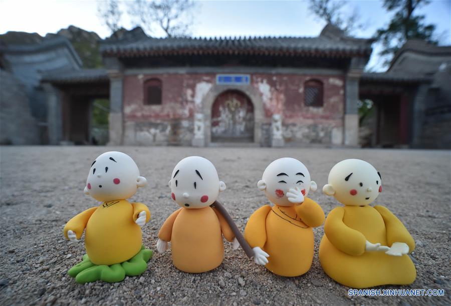 BEIJING, mayo 8, 2016 (Xinhua) -- Imagen del 22 de abril de 2016 de figuras del Monje Xian'er, un personaje de caricaturas del Monasterio Longquan, en el monasterio en Beijing, capital de China. El Monje Xian'er es un popular personaje de caricaturas creado por el maestro Xianfan para responder acertijos introspectivos de los visitantes y traerles la paz. El Monasterio Longquan está localizado al pie de la Montaña Fenghuangling (Phoenix Ridge), en las afueras occidentales de Beijing. Primero construido en la Dinastía Liao (907-1125), el monasterio recupera la reputación al acoger la era del internet móvil. (Xinhua/Luo Xiaoguang) 