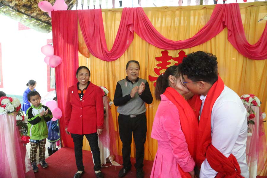 Tang besa a su esposa delante de sus padres.