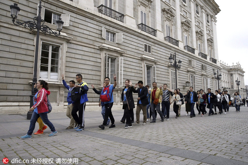 Columnista de España insulta a China llamando "mamarrachos" a los 2.500 turistas chinos