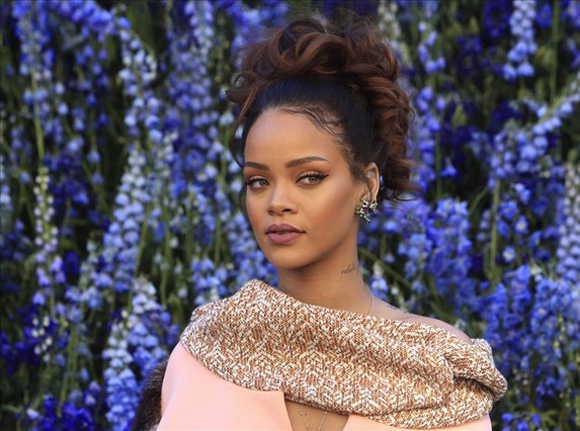 Rihanna lanza un programa de becas para estudiantes sin recursos