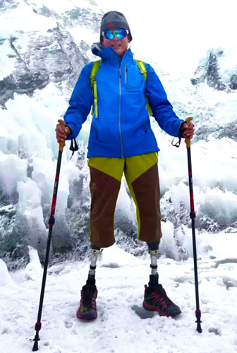 Un escalador chino sube la montaña más alta del mundo a pesar de no tener piernas