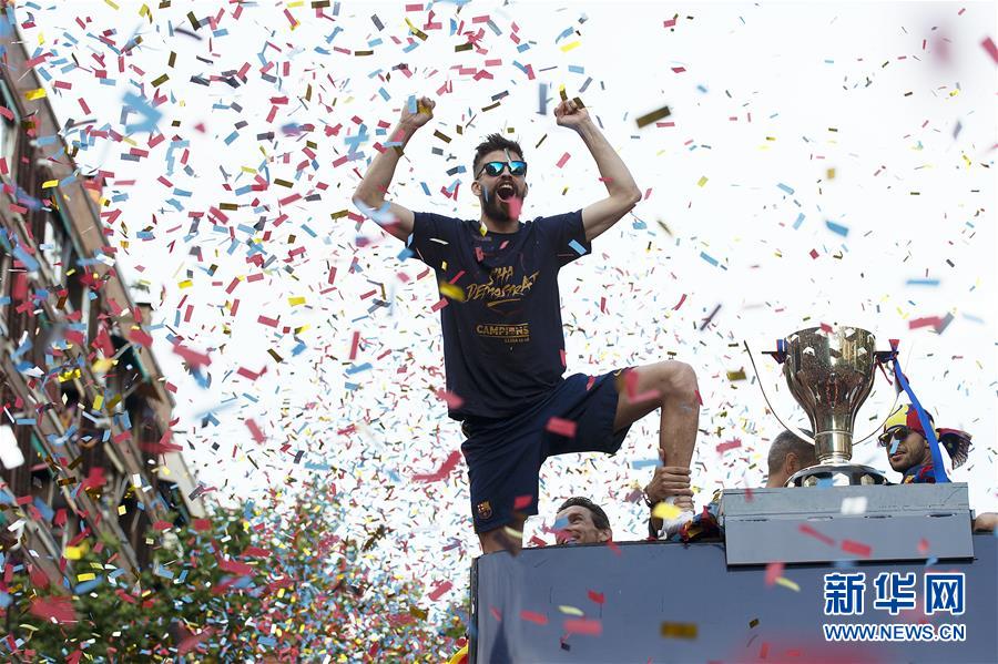 Barcelona se echa a la calle para rendir culto al campeón de Liga