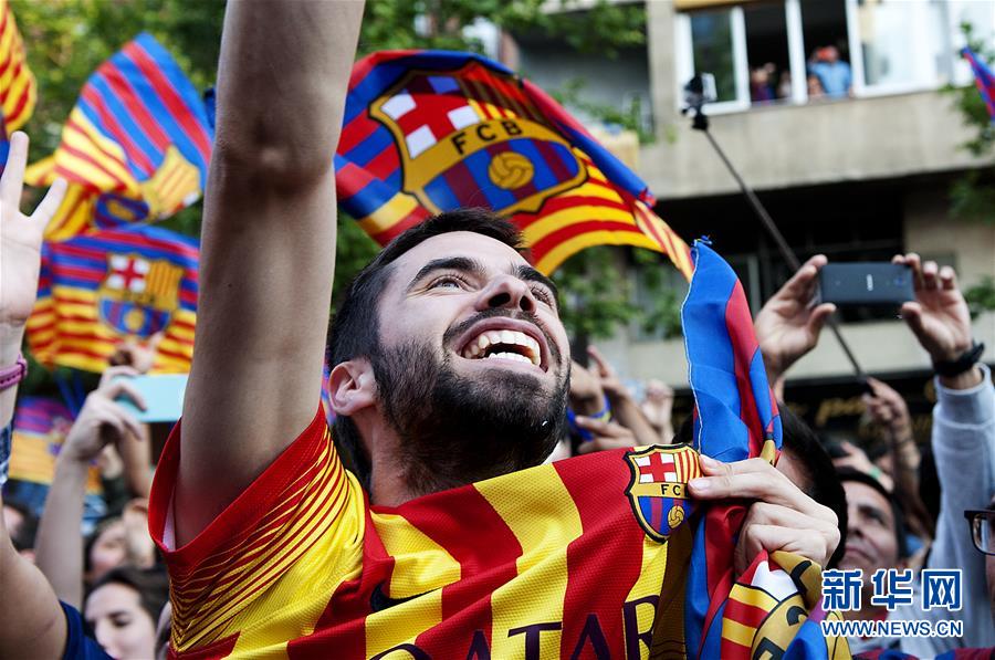 Barcelona se echa a la calle para rendir culto al campeón de Liga