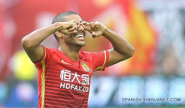 Fútbol: Guangzhou Evergrande de China realiza oferta por delantero colombiano Carlos Bacca, según medios