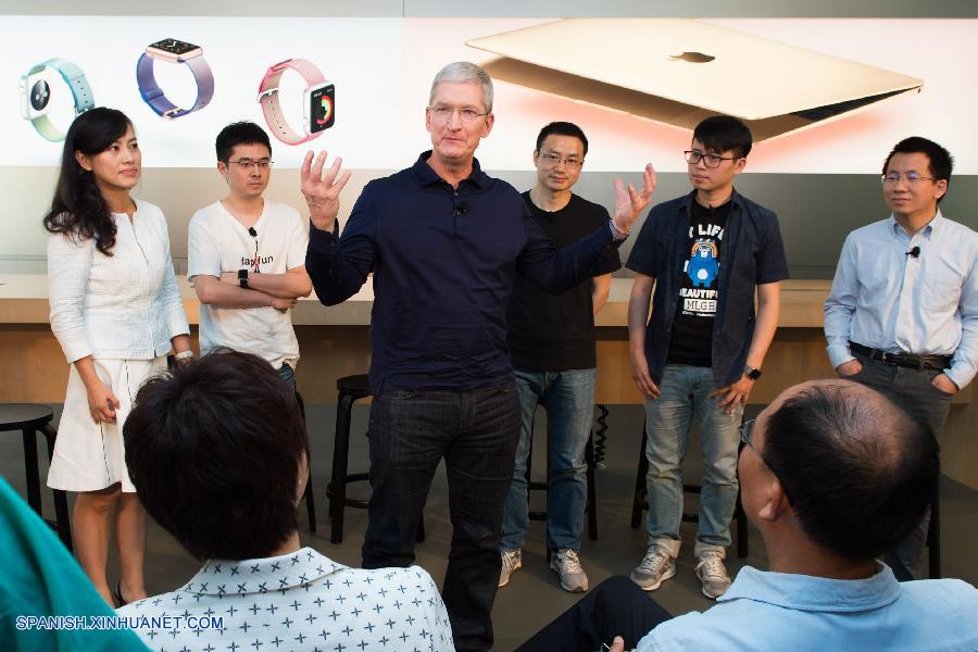 BEIJING, mayo 16, 2016 (Xinhua) -- El director ejecutivo de Apple, Tim Cook (3-i) asiste a una reunión con desarrolladores de aplicaciones chinos en una tienda de Apple en Beijing, capital de China, el 16 de mayo de 2016. Tim Cook halagó a los desarrolladores de aplicaciones y su contribución a la economía del país el lubes, al comenzar su visita a China después de la inversión de su compañía de 1 billón de dólares estadounidenses, en la aplicación de transportación de China, Didi Chuxing. (Xinhua/Wu Kaixiang)