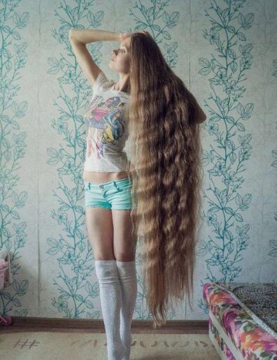 Una rusa impacta por su larguísima cabellera