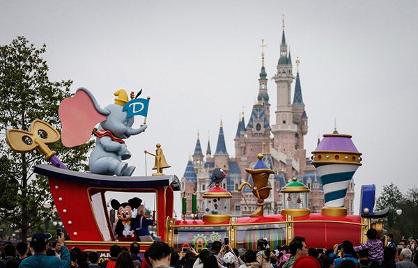 Mickey saluda a los turistas durante un desfile el parque Disneyland Shanghai el 13 de mayo.