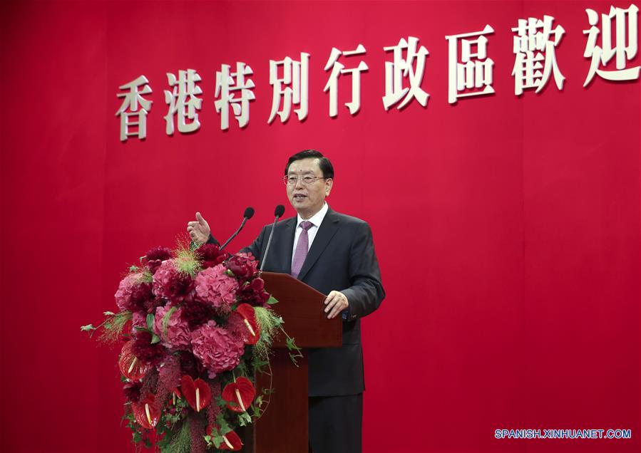 Zhang Dejiang, presidente del Comité Permanente de la Asamblea Popular Nacional, pronuncia un discurso durante una cena de bienvenida en Hong Kong, sur de China, 18 de mayo de 2016. (Xinhua / Pang Xinglei)