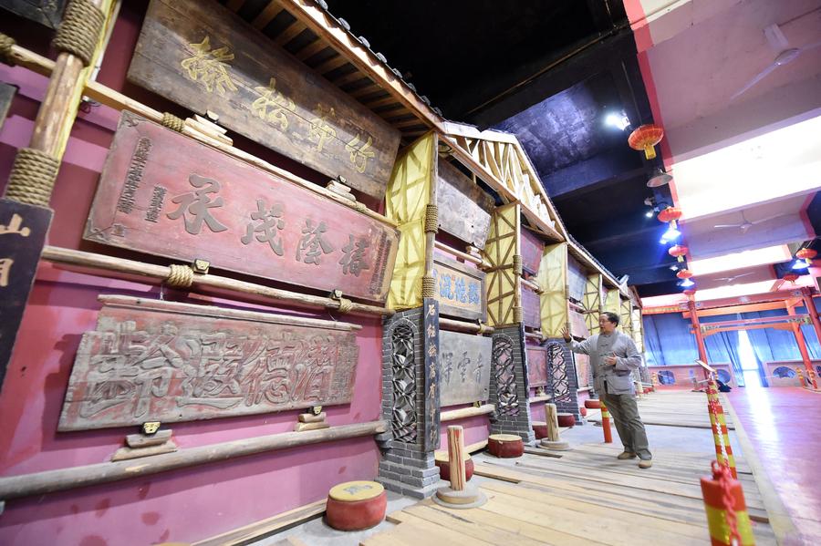 Liu Guangrui, propietario del Museo de Placas de Bayu, muestra su colección de placas en la sala de exposiciones del museo en Chongqing, el 17 de mayo de 2016. [Foto / Xinhua]