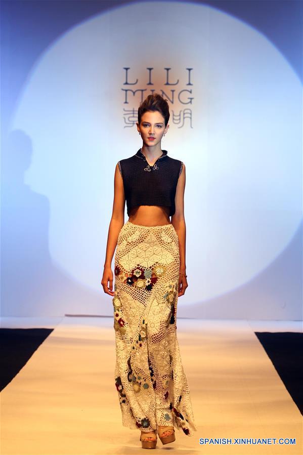 Una modelo presenta una creación diseñada por Li Liming durante un desfile de modas en Shanghai, en el este de China, el 18 de mayo de 2016. (Xinhua/Liu Ying)