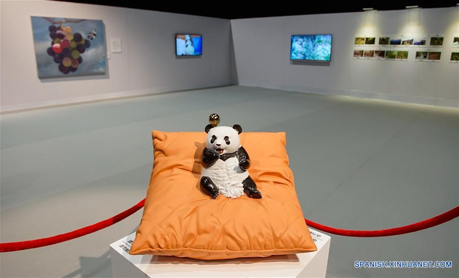 Vista de una obra arte de panda exhibida en la gira de la exposición de arte del mundo del panda gigante, en el Parque Océano de Hong Kong, en Hong Kong, en el sur de China, el 19 de mayo de 2016. La Semana de Sichuan y gira de la exposición de arte del mundo del panda gigante abrirá en el parque del 20 al 29 de mayo. (Xinhua/Ng Wing Kin)