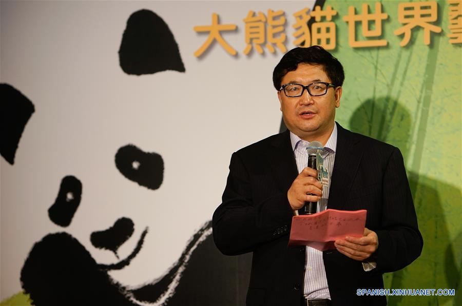 Yao Sidan, director del departamento de Silvicultura de la provincia de Sichuan, participa durante una conferencia de prensa de la Semana de Sichuan y gira de la exposición de arte del mundo del panda gigante, en el Parque Océano de Hong Kong, en Hong Kong, en el sur de China, el 19 de mayo de 2016. La Semana de Sichuan y gira de la exposición de arte del mundo del panda gigante abrirá en el parque del 20 al 29 de mayo. (Xinhua/Ng Wing Kin)