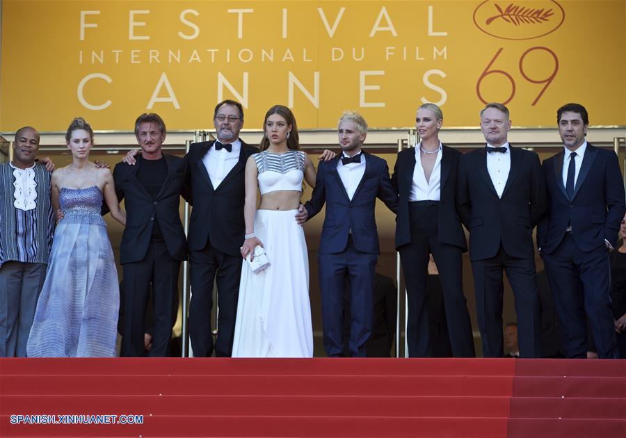 CANNES, mayo 20, 2016 (Xinhua) -- El director Sean Penn (3-i) y su hija Dylan Penn (2-i), posan en la alfombra roja con los miembros del reparto Zubin Cooper (i), Jean Reno (4-i), Adele Exarchopoulos (c), Charlize Theron (3-d), Jared Harris (2-d) y Javier Bardem (d), a su llegada para la proyección de la película "The Last Face", en competencia durante el 69 Festival de Cine de Cannes, en Cannes, Francia, el 20 de mayo de 2016. (Xinhua/Jin Yu)