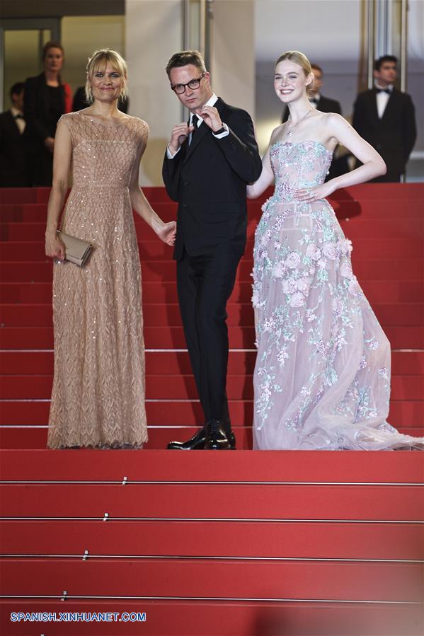 CANNES, mayo 20, 2016 (Xinhua) -- El director Nicolas Winding Refn (c) y su esposa Liv Corfixen (i), posan en la alfombra roja con la actriz Elle Fanning (d), previo al estreno de la película "The Neon Demon", en competencia durante el 69 Festival de Cine de Cannes, en Cannes, Francia, el 20 de mayo de 2016. (Xinhua/Jin Yu)