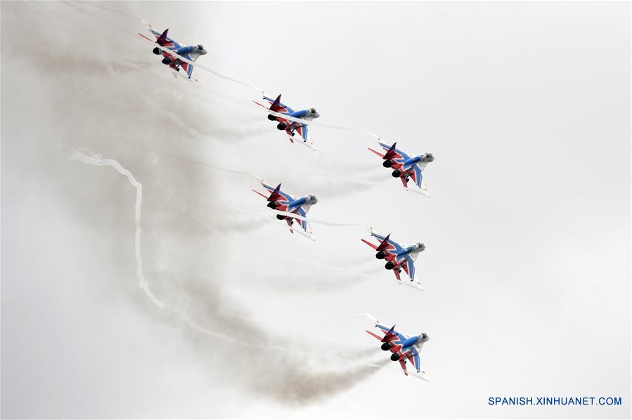 KUBINKA, mayo 21, 2016 (Xinhua) -- Aeronaves de combate MiG-29 del equipo acrobático "Swifts", actúan durante un espectáculo aéreo con motivo del 25 aniversario de la fundación de los equipos acrobáticos Caballeros Rusos y "Swifts", en Kubinka, Rusia, el 21 de mayo de 2016. (Xinhua/Pavel Bednyakov) 