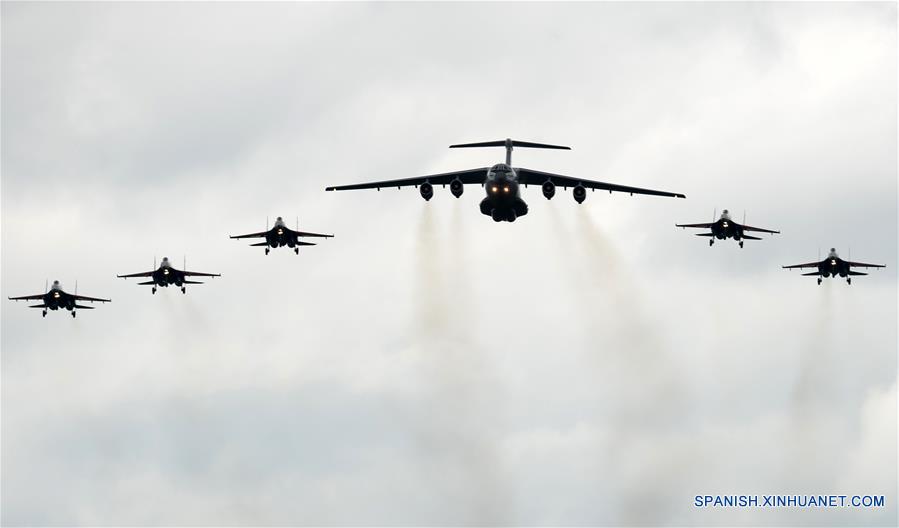 KUBINKA, mayo 21, 2016 (Xinhua) -- La aeronave rusa de transporte Il-76 flanqueada por aviones de combate Su-27 del equipo acrobático Caballeros Rusos, actúan durante un espectáculo aéreo con motivo del 25 aniversario de la fundación de los equipos acrobáticos Caballeros Rusos y "Swifts", en Kubinka, Rusia, el 21 de mayo de 2016. (Xinhua/Pavel Bednyakov)