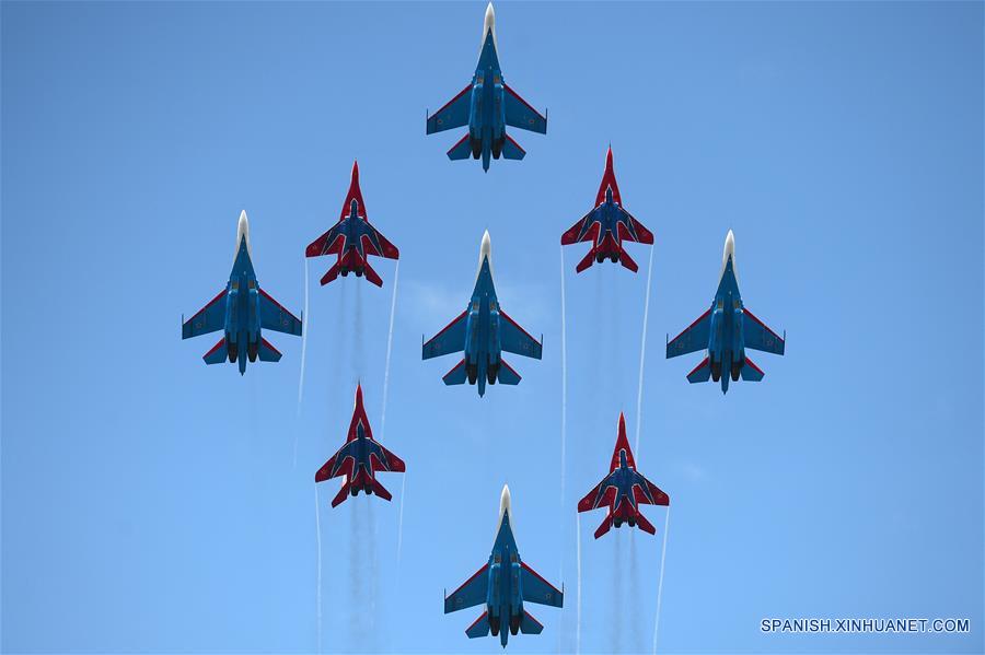 KUBINKA, mayo 21, 2016 (Xinhua) -- Aeronaves de combate MiG-29 del equipo acrobático "Swifts", actúan durante un espectáculo aéreo con motivo del 25 aniversario de la fundación de los equipos acrobáticos Caballeros Rusos y "Swifts", en Kubinka, Rusia, el 21 de mayo de 2016. (Xinhua/Pavel Bednyakov)